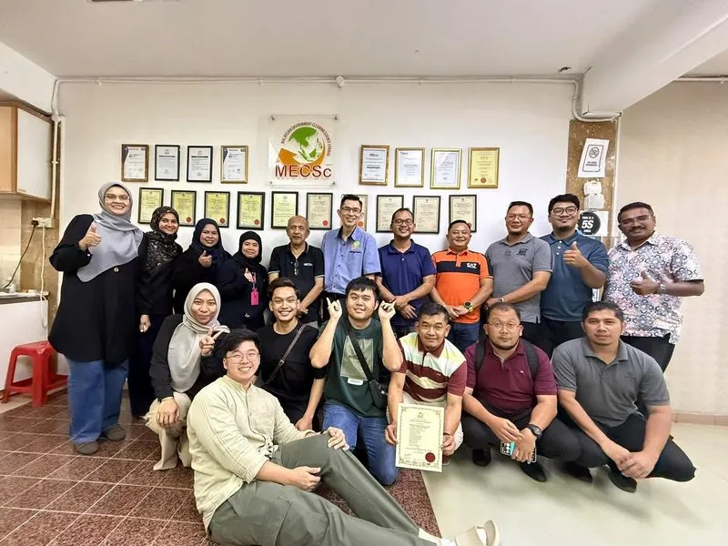 Graduan MCPC-1 bersama jurulatih dan sijil kompetensi MECSc